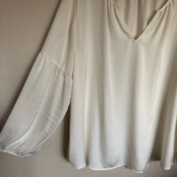 5/$25 🚨LAST CHANCE🚨 Soft women’s blouse - Picture 2 of 5